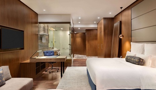 Club Room, 1 King Bed, Smoking (Superior Club Room)