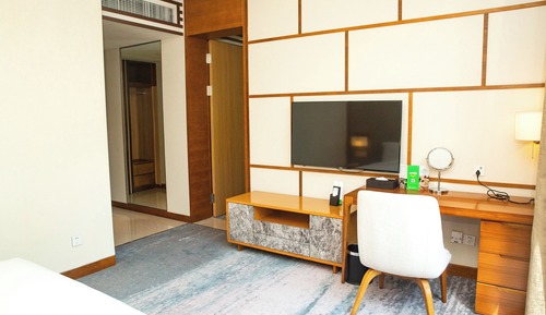 Suite, 1 King Bed, Garden View