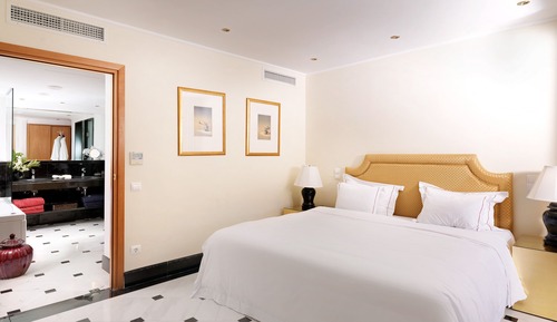 Exclusive One-Bedroom Suite with Sharing Pool