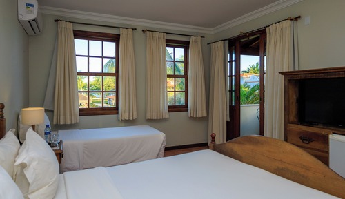 Principal Frente Piscina Triplo Cama Casal + Cama Solteiro