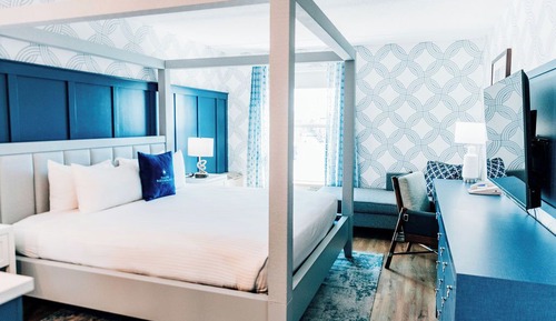 Deluxe Room, Corner King, Refrigerator & Microwave