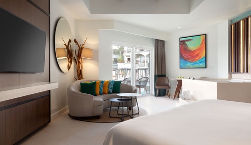 Junior Suite, 1 King Bed, Pool View