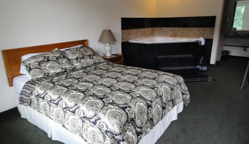 Exclusive Single Room, 1 Queen Bed, Jetted Tub