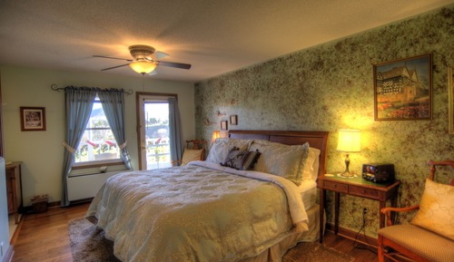 Deluxe Room, 1 King Bed, Jetted Tub, Mountain View