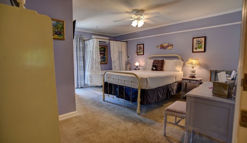 Standard Room, 1 Queen Bed, Jetted Tub, Ground Floor