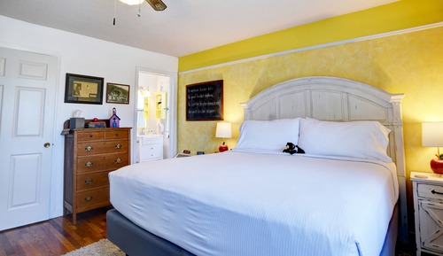 Standard Room, 1 King Bed, Balcony, Ground Floor
