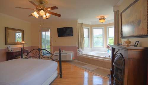 Deluxe Room, 1 Queen Bed, Jetted Tub, Mountain View