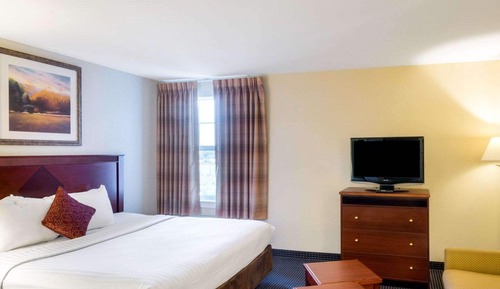 Suite, 1 King Bed, Accessible, Non Smoking