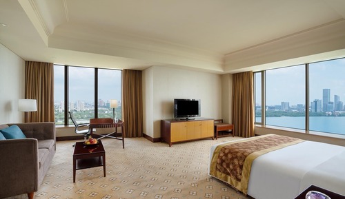 Suite, Lake View (Executive Suite)