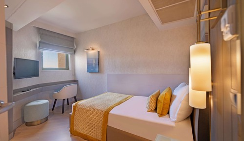 Queen Family Suite (2 Adult + 2 Children)