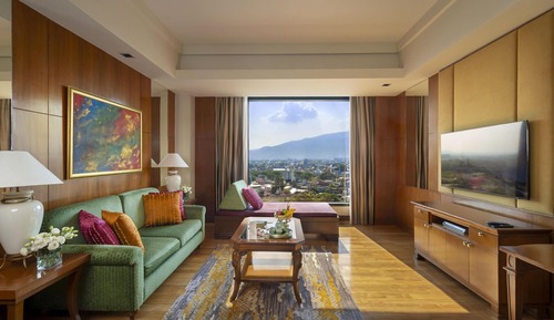 Executive Suite, 1 King Bed, Club Lounge Access