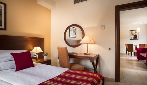 Suite for 2+2