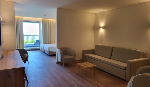 Junior Studio Suite (Royal Orchid)