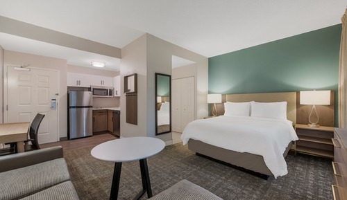 Studio Suite, 1 Queen Bed, Kitchen