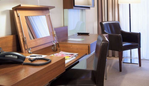 Deluxe Room, 1 King Bed, Accessible (Shower)