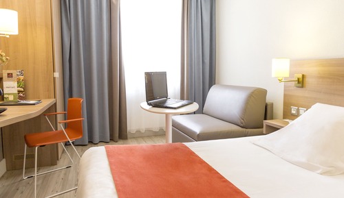 Comfort Room, 1 Queen Bed (with Single Sofabed)