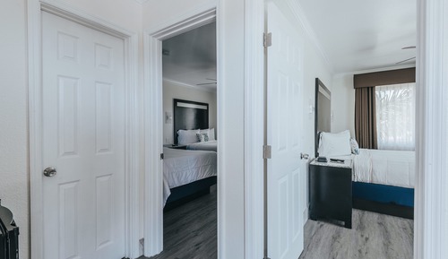 Deluxe Family Suite - Upstairs, Non-Smoking, No Pets