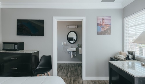Deluxe Queen Room with Disability Access - Downstairs, Non-Smoking, No Pets