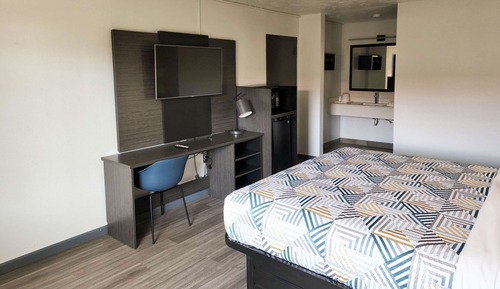 Deluxe Room, 1 King Bed, Non Smoking, Refrigerator & Microwave