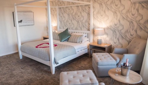 Honeymoon Suite