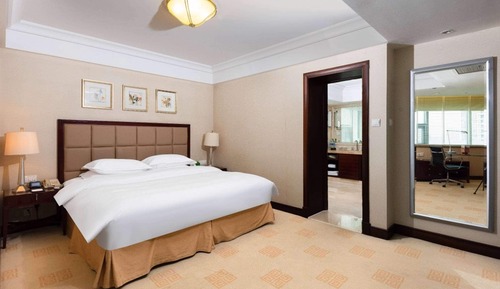 Suite, 1 King Bed, Smoking