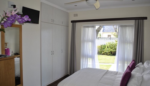 Residence 2 Cotswold Standard, Queen Bed, Bath & Shower, Ground Floor