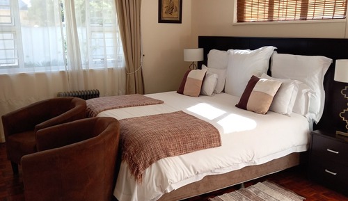 Residence 1 Cotswold Executive, King or Twin Beds, Ground Floor, Wheelchair Friendly