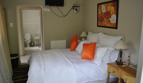 Residence 4 Cotswold Standard, Queen bed, Kitchenette, Ground floor, Patio