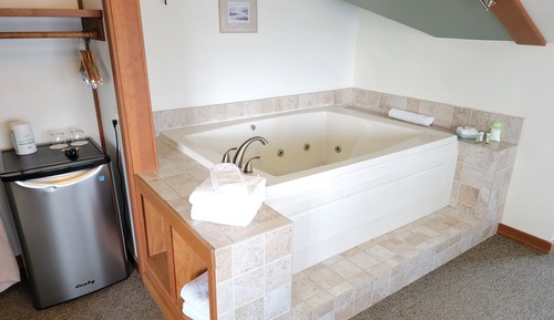 Signature Suite, 1 Queen Bed, Jetted Tub