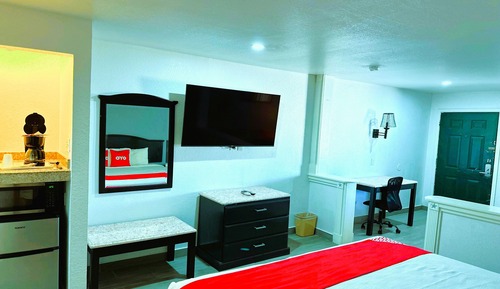 Room, 1 King Bed, Smoking