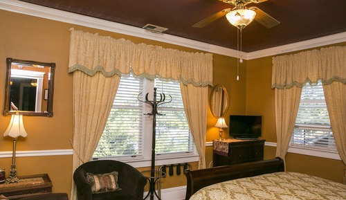 Premium Room, 1 Queen Bed (Thames)