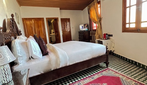 Suite, Ensuite, City View (Ambre)
