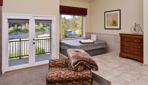 Suite, 1 King Bed, Fireplace, River View (Oversized Room)