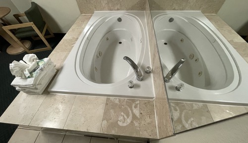 Deluxe Suite, 1 King Bed, Jetted Tub