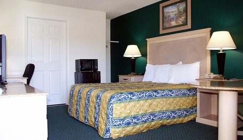 Economy Single Room, 1 Queen Bed, Accessible