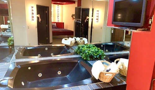Cupid Corner, 1 Queen Heart-Shaped Bed (2nd Floor)