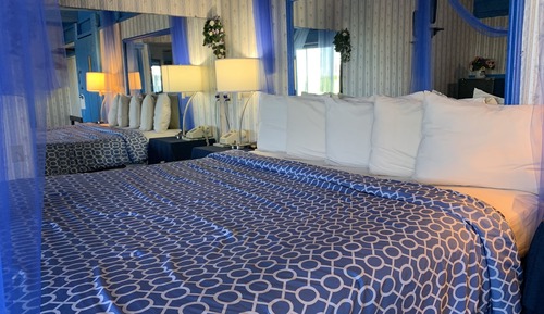 Blue Room, 1 King Bed (Main Floor)