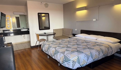Standard Room, 1 King Bed, Accessible, Non Smoking