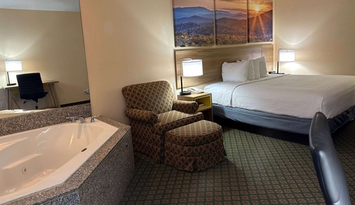 Suite, 1 King Bed, Non Smoking, Hot Tub