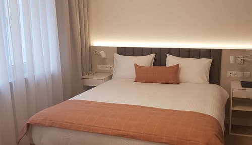 Standard Studio, 1 King Bed, Non Smoking, Kitchenette