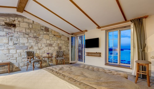 DENIZ MANZARALI CATI KATI SUIT ODA