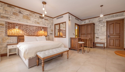 DENIZ MANZARALI BAHCE KATI SUIT ODA