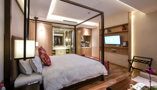 Deluxe King Room (Free Train Station Pick Up)