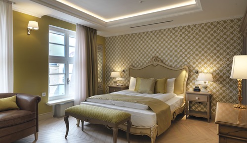 Luxury Suite, 1 Queen bed and 1 Sofa, City View