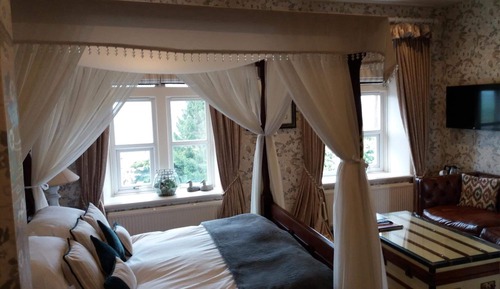 Suite, Ensuite (Four Poster)