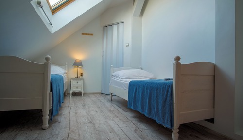 Twin Room, 2 Twin Beds, Shared Bathroom