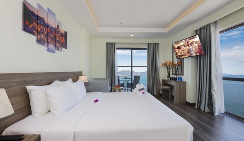 Suite, 1 King Bed, Balcony, Sea View