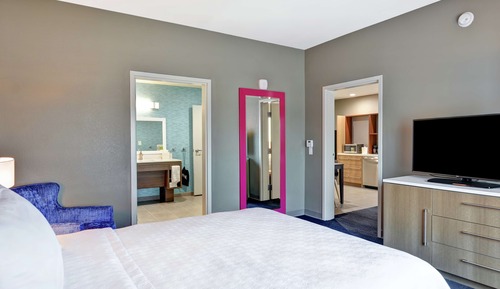 Suite, 1 Queen Bed, Accessible, Bathtub