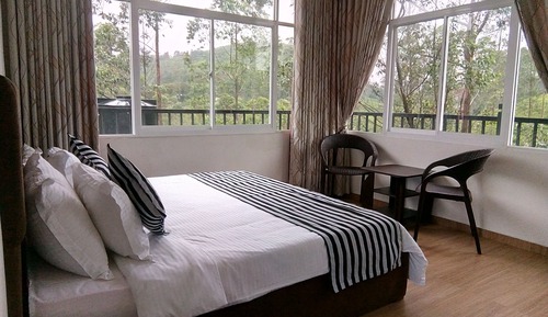 Deluxe Double Room, 1 King Bed, Balcony, Mountain View