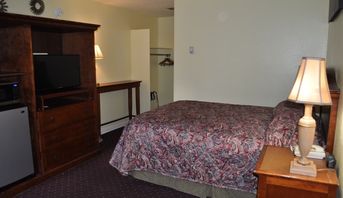 Classic Room, 1 Queen Bed, Refrigerator & Microwave